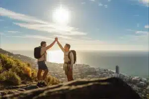 How to Make Friends While Traveling: 9 Easy Ways to Connect in 2026 2 “Two solo travelers becoming friends during a hike”